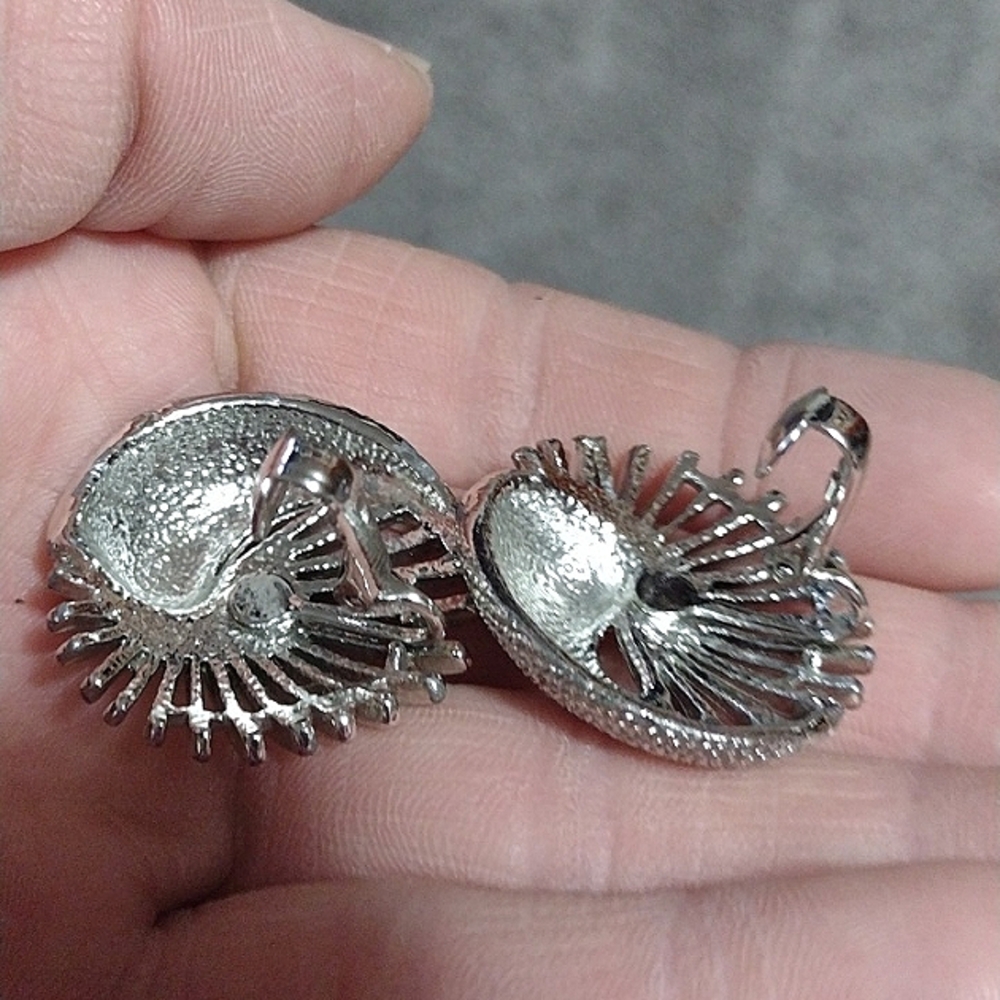 SARAH COVENTRY VINTAGE 60s SILVER-TONE RIBBED SWIRLED LEVERBACK 1.2" EARRINGS - Picture 7 of 9